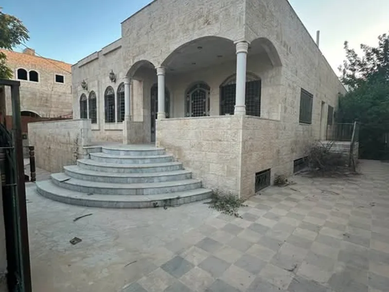 منزل مستقل للبيع مساحه البناء 240 م الأرض 500 م