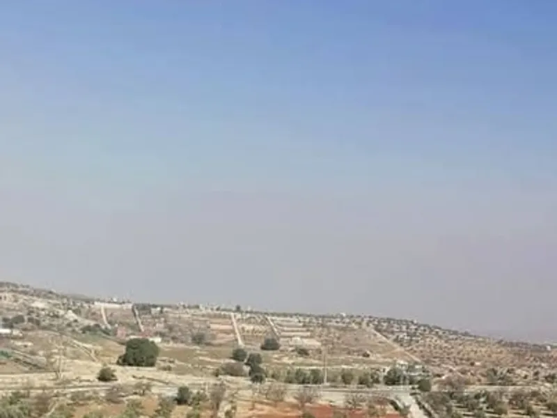 ارض للبيع بين لنعيمه و صخره مساحه دونمين