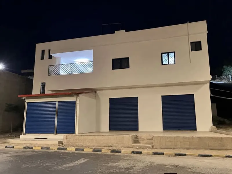 للبيع بيت مسطح  200 متر + مخازن مؤجره