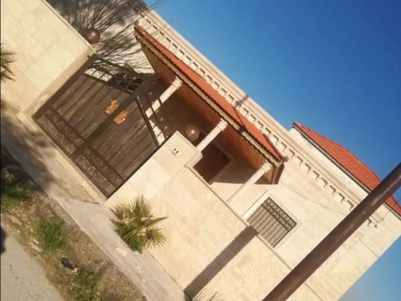 بيت مستقل شارع الاردن خلف مطعم قصر الجبل